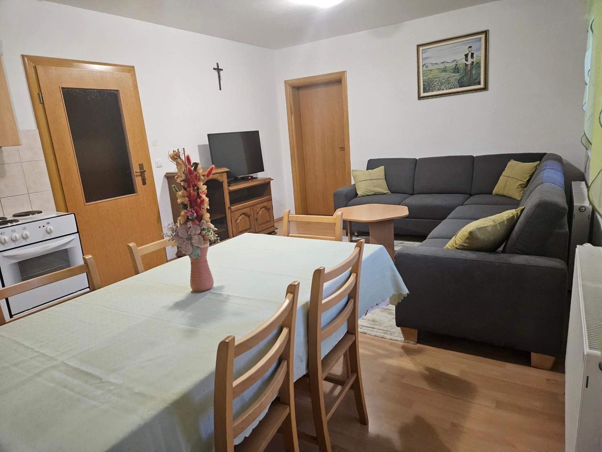 Apartman M. Rados Купрес Екстериор снимка